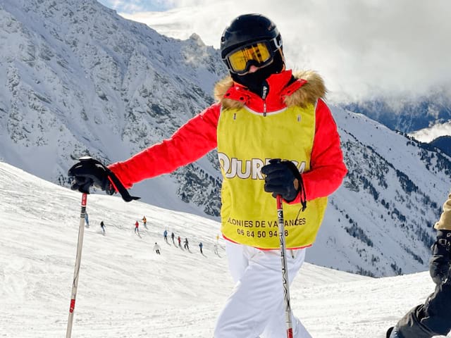 Ado qui fait du ski durant sa colo Ski sensations dans le Vars cet hiver