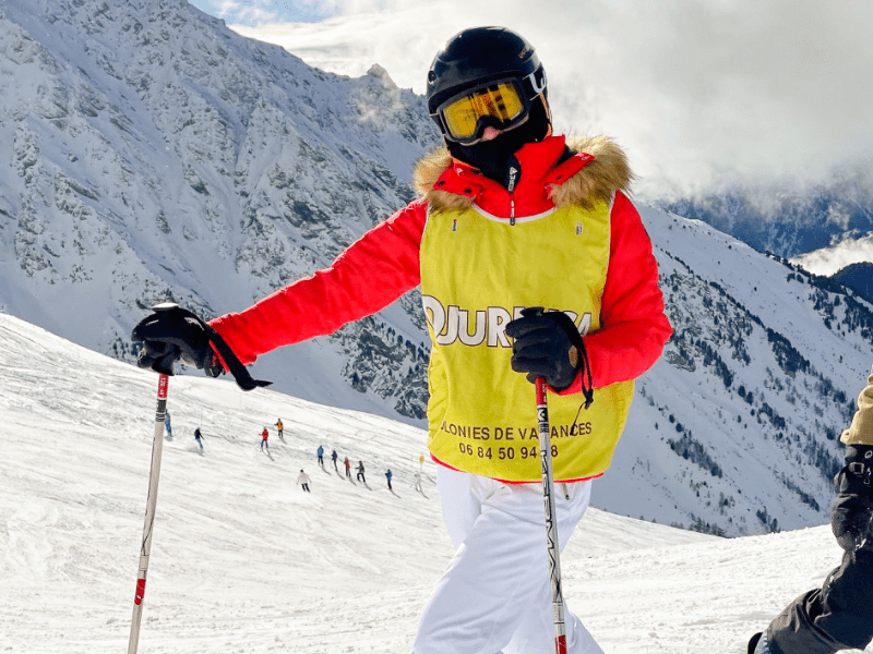 Ado qui fait du ski durant sa colo Ski sensations dans le Vars cet hiver
