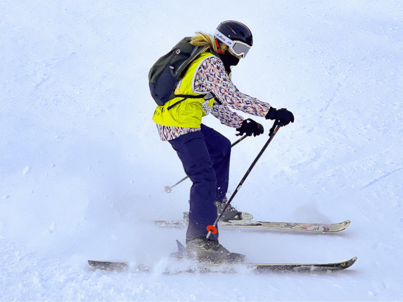 Ado qui descend une piste de ski en colonie de vacances Djuringa Juniors 