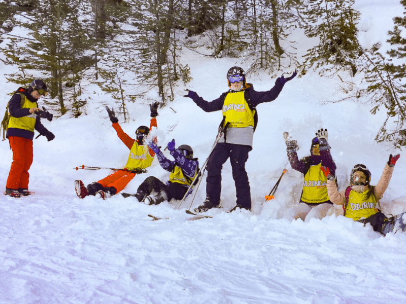Groupe de jeunes en colonie de vacances qui font du ski dans le Vars