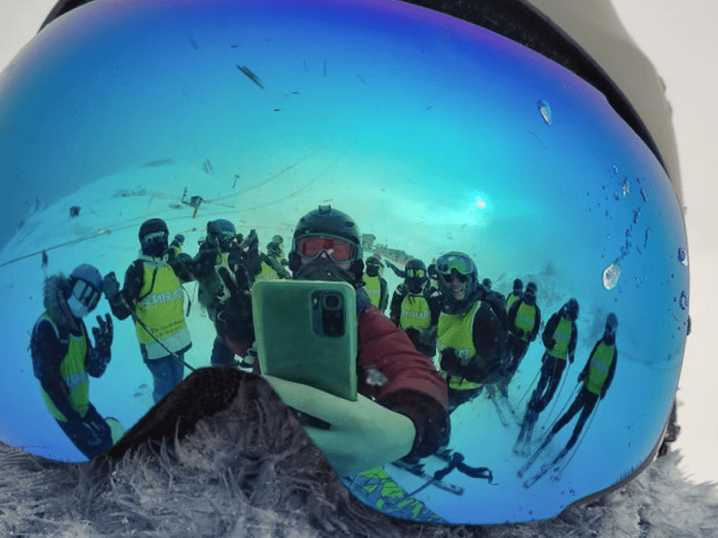 Photo de groupe dans un casque de ski pendant une colonie de vacances Ski cet hiver