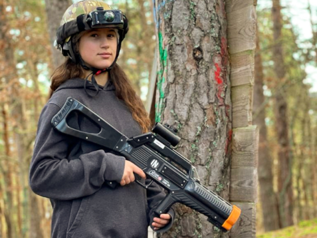 Session de laser game extérieur en colo de vacances quad cet hiver à Retournac