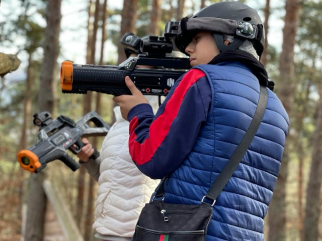 Session de laser game extérieur en colo de vacances multi activités cet hiver à Retournac pour enfants