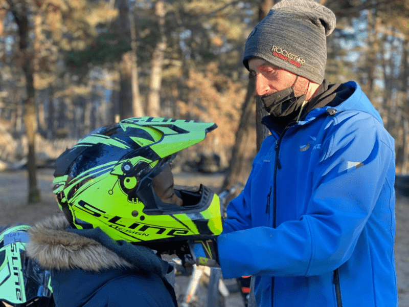 Enfant et son instructeur de quad en colo de vacances multi activités Activ fun en Auvergne cet hiver