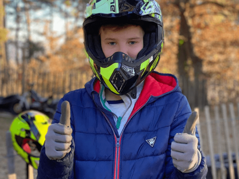 Jeune de 12 ans en colo de vacances qui s'amuse durant l'activité quad