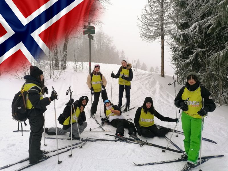 Groupe d'ados qui skie en colo de vacances hivernale à Oslo en Norvège