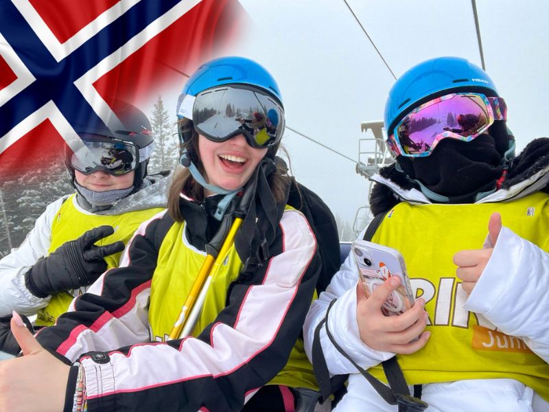 Ados qui skient en colo de vacances en Norvège à Oslo cet hiver