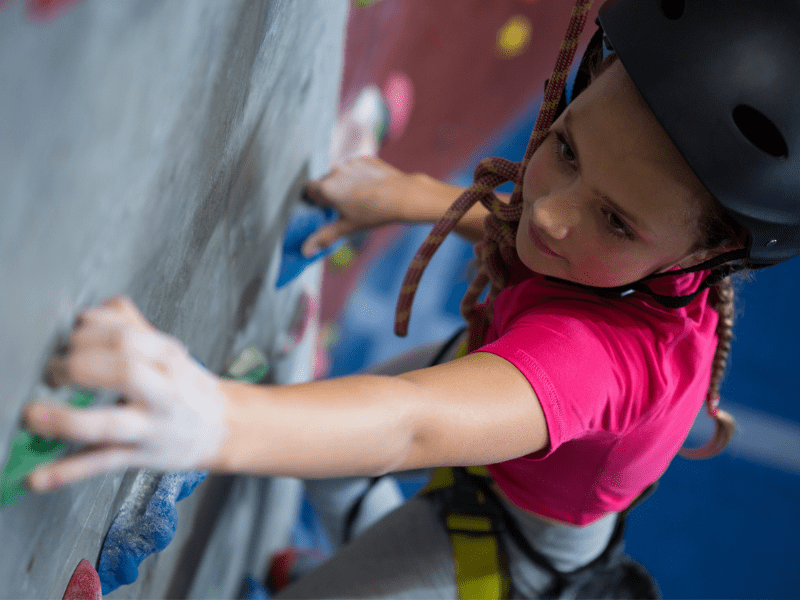 Session d'escalade en colo de vacances artistique cirque cet hiver