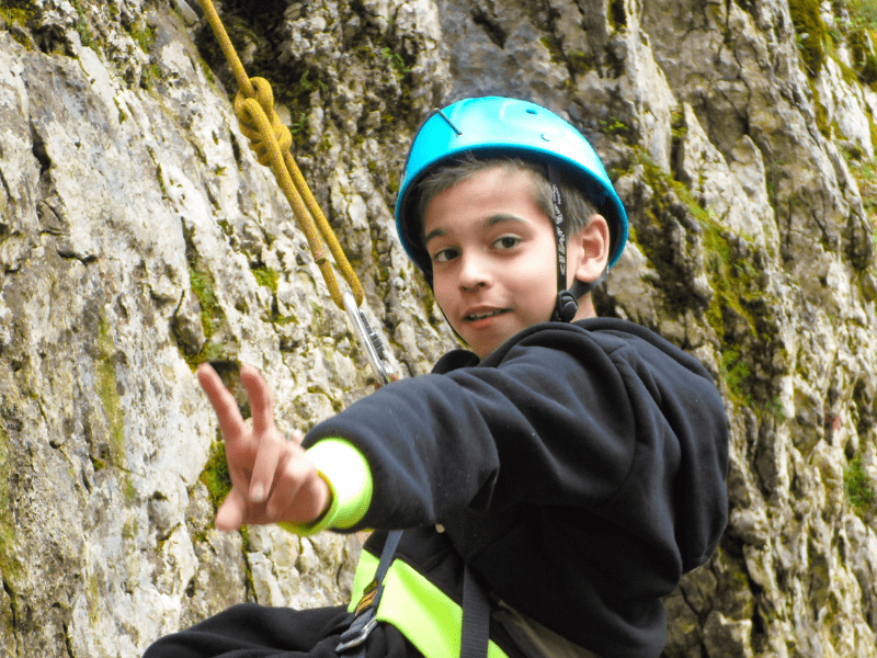 Activité escalade en colo de vacances Cirque à Noel