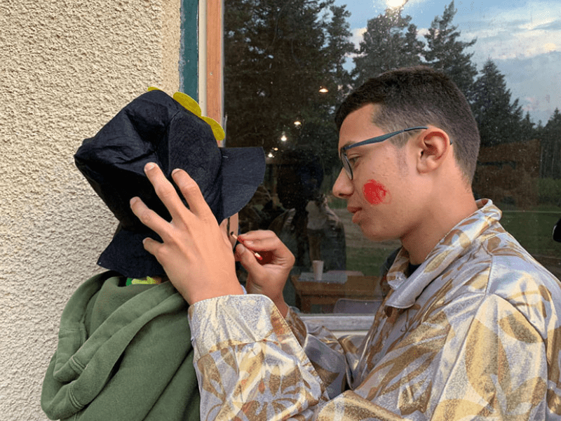 Session de maquillage en colonie de vacances pour la colo Cirque de cet hiver