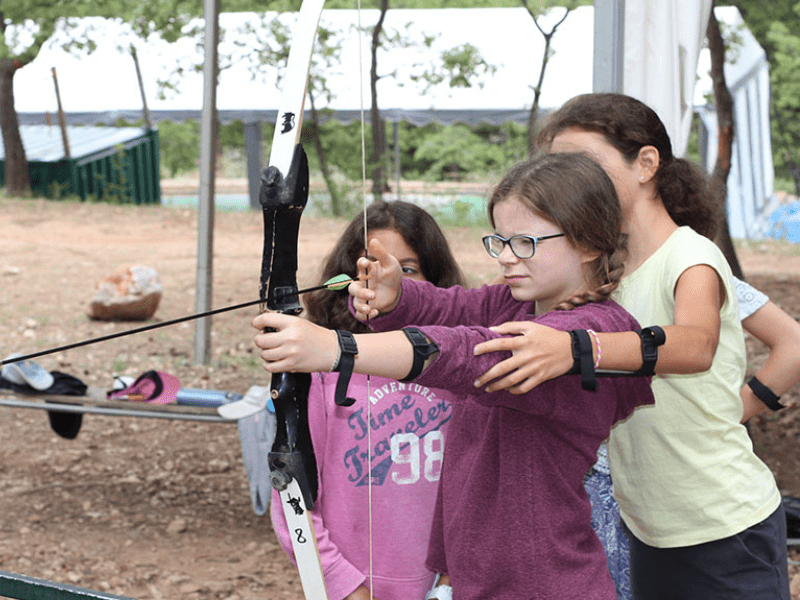 Activité tir à l'arc cet été en colo de vacances cirque à Noel