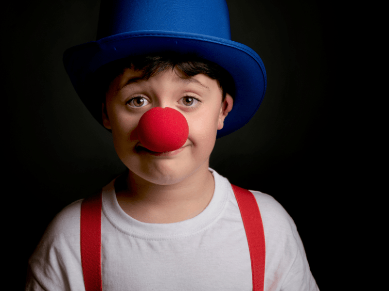 Jeune clown avec un nez rouge en colo de vacances Cirque cet hiver