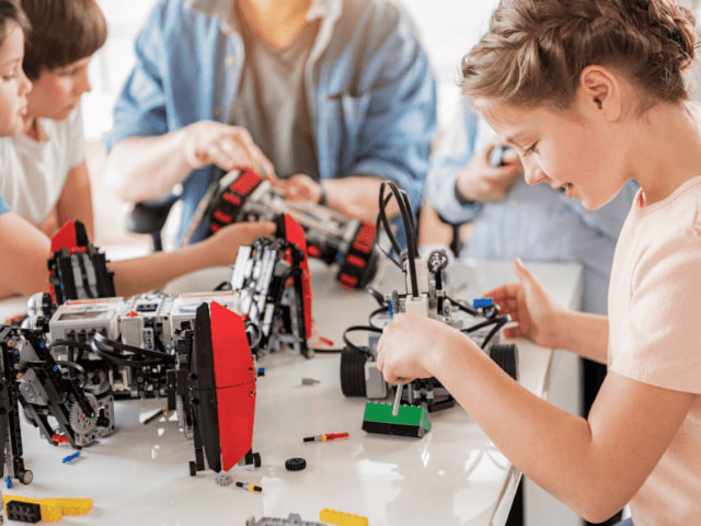 Session robotique en colo de vacances multi activités cet hiver à Retournac en Auvergne