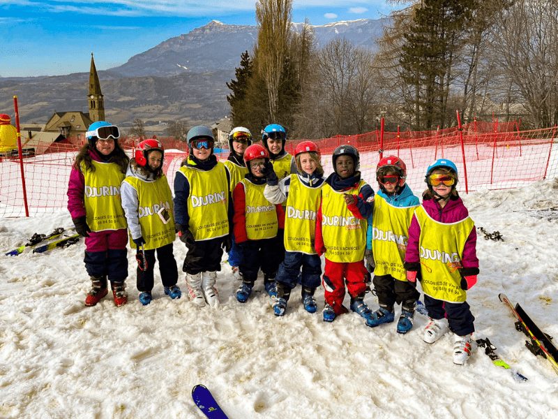 Groupe de jeunes enfants en colo de vacances ski et traineaux a st jean st nicolas cet hiver
