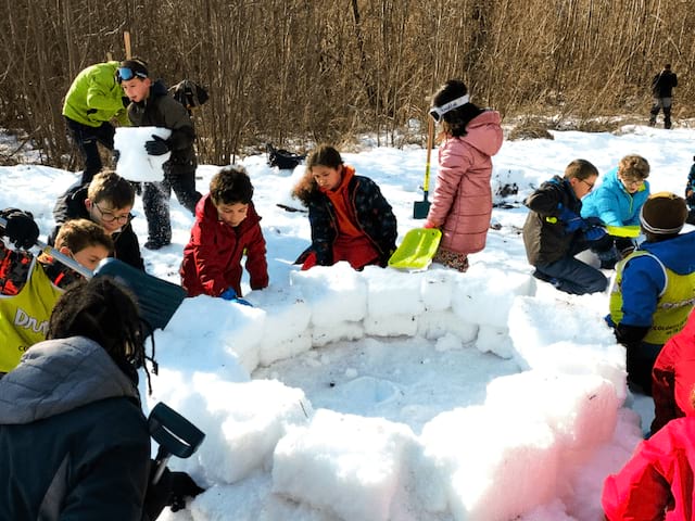 Construction d'igloo en colo de vacances cet hiver