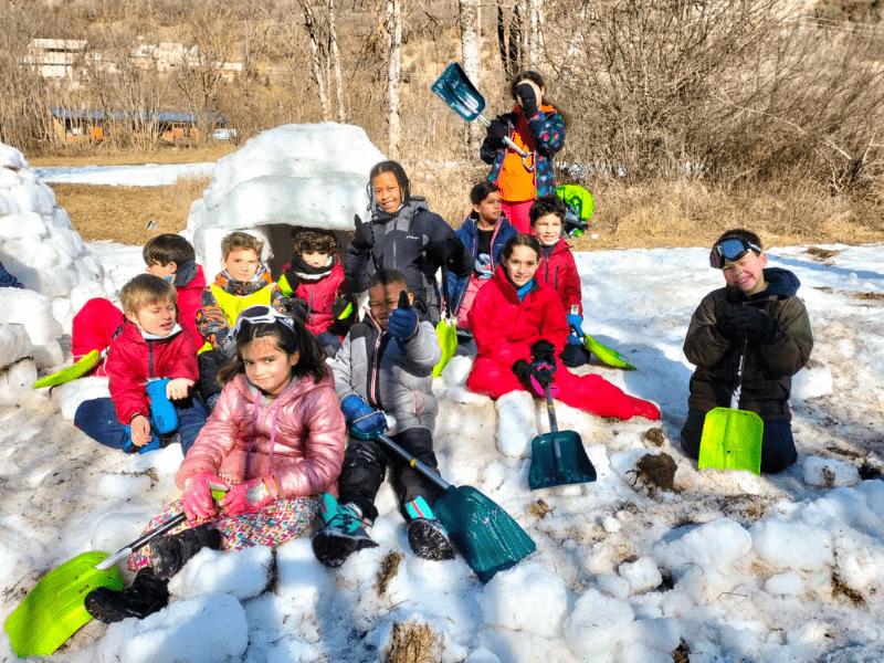 Groupe de jeunes enfants en colo ski en France cet hiver