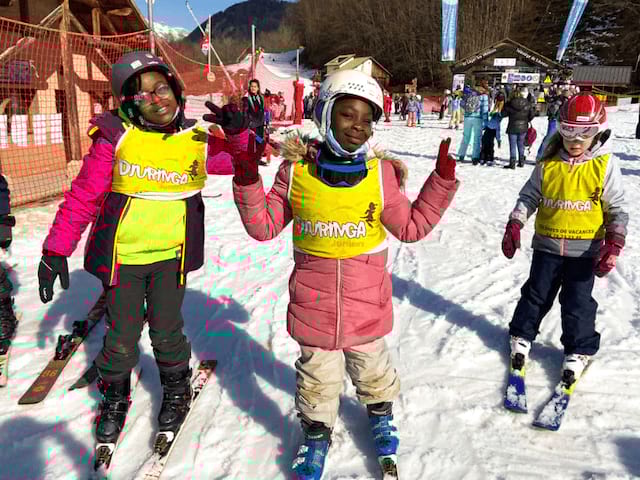 Groupe d'enfants en colo de vacances qui apprennent le ski cet hiver