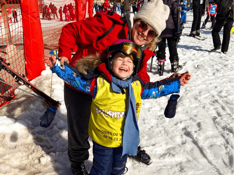 Enfant heureux au ski en camp de vacances