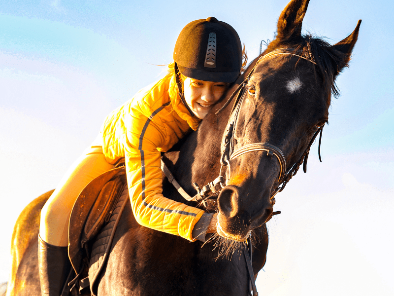 Jeune fille en colo de vacances Equitation cet hiver 