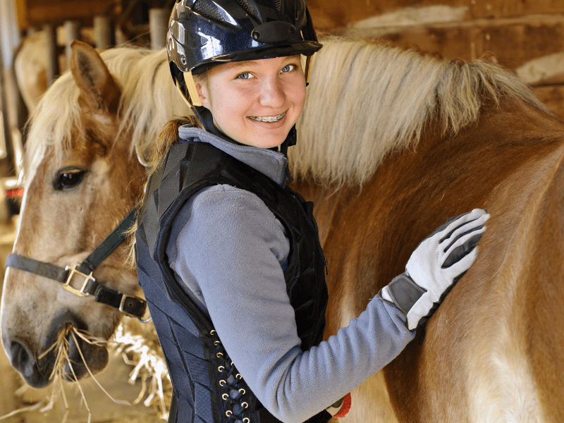 Jeune ado en camps de vacances Equitation cet hiver à Retournac qui profite de ses vacances