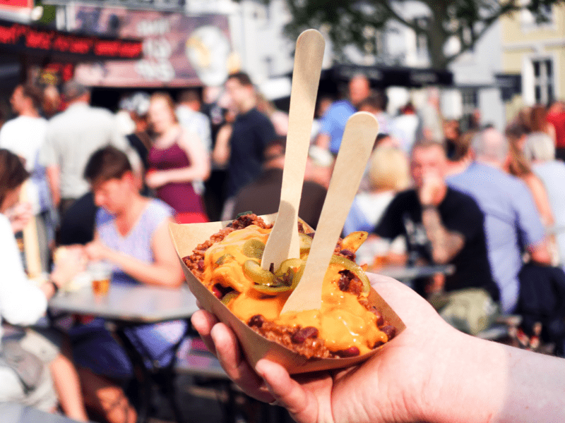 Dégustation de poutine en colo de vacances au Quebec cet hiver