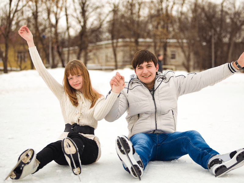 Jeunes ados en colo de vacances au Quebec cet hiver qui font du patins à glace