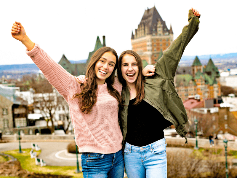 Deux jeunes ados en colo de vacances au Quebec qui profitent de leur treve hivernale