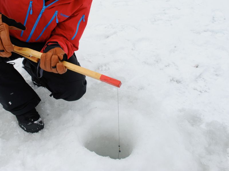 Peche sous la glace en colo de vacances au Quebec où les ados découvrent cette technique de pêche unique