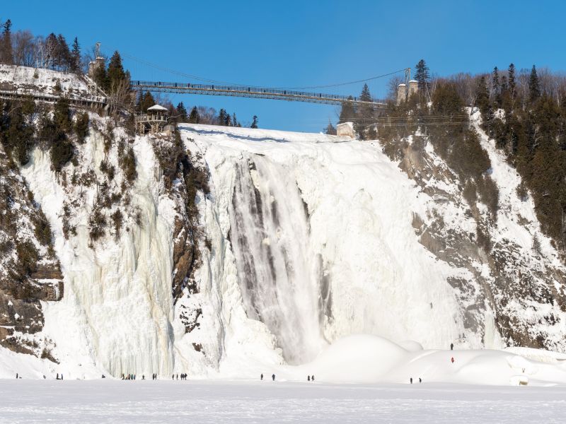 Chutes de Montmorency observées en colo de vacances pour ados au Canada cet hiver