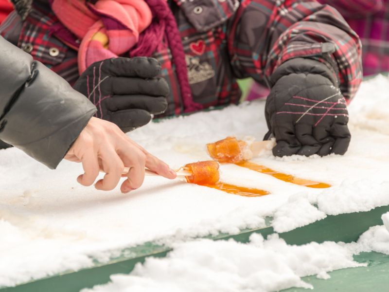 Fabrication de sirop d'erable en colo de vacances au Quebec cet hiver