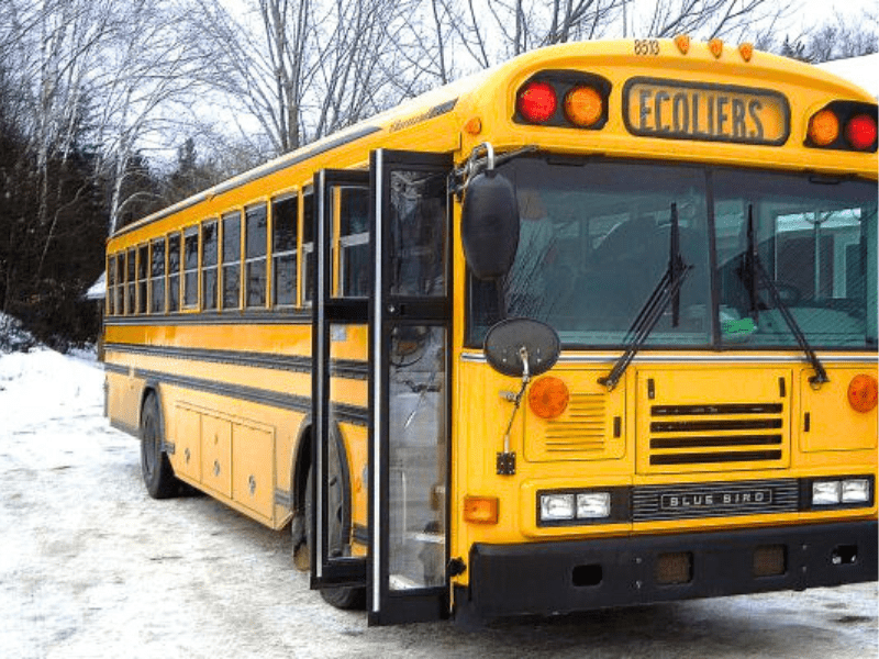 Bus traditionnel pris en photo au Canada