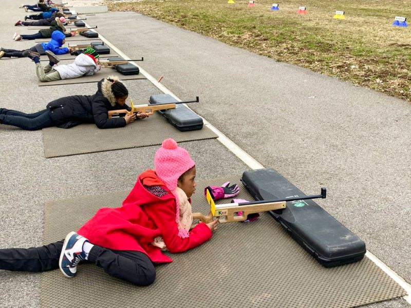 Activité biathlon en colo de vacances à la neige cet hiver