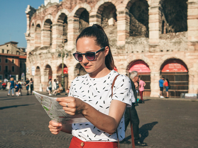 jeune fille visite arenes de verone colonie de vacances itinerante en italie dans la peau d un espion hiver