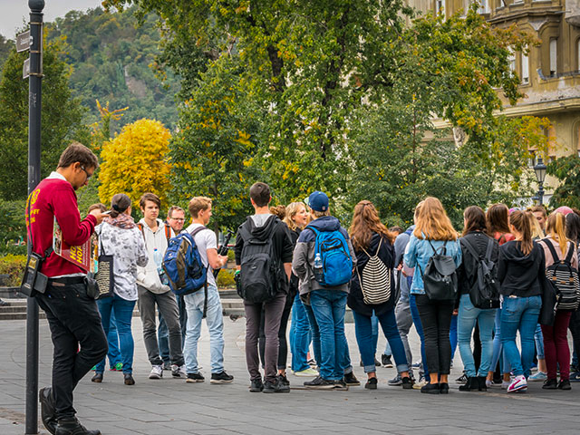 groupe adolescents visite culturelle colonie de vacances itinerante italie fevrier