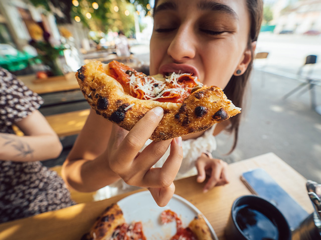 jeune fille mangeant pizza en italie voyage ados hiver