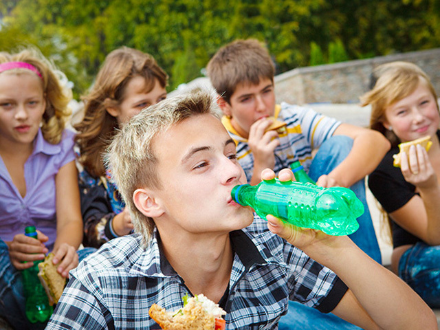 groupe de jeunes mangeant des sandwichs italie en voyage fevrier