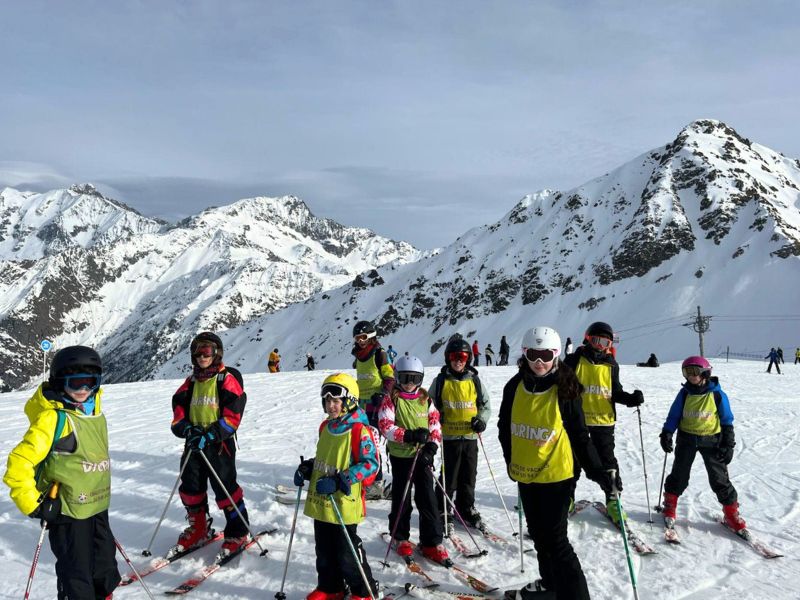 Groupe de pré ados en cours de ski cet hiver en colo de vacances en Savoie