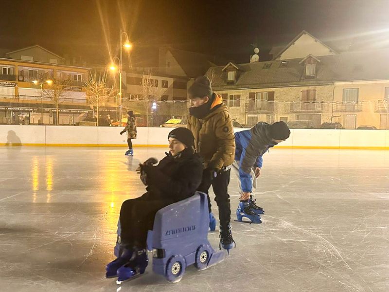 Activité patins à glace en colonie de vacances à la neige cet hiver