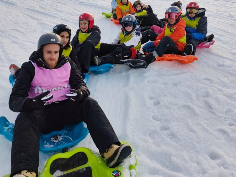 Activité snake gliss en colo de vacances pré ado cet hiver à la neige