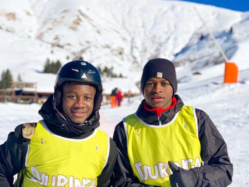 Deux ados qui profitent de leur colo de vacances Ski cet hiver à Hauteluce