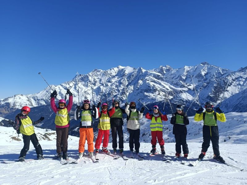 Groupe d'ados en colo de vacances Ski et Snow cet hiver à Hauteluce