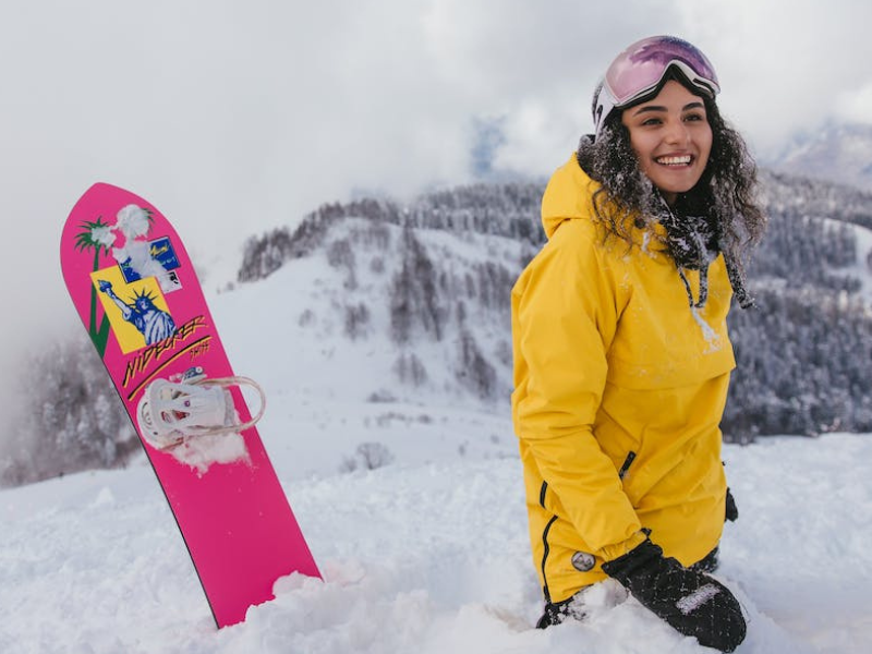 Jeune fille qui fait du snowboard en colo de vacances à la neige cet hiver à Hauteluce