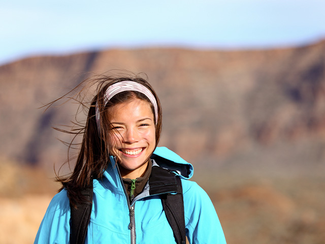 jeune ado en rando sur le teide a tenerife en colonie de vacances