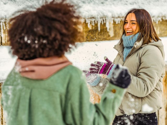 Ados qui s'amusent dans la neige en colo multi activités