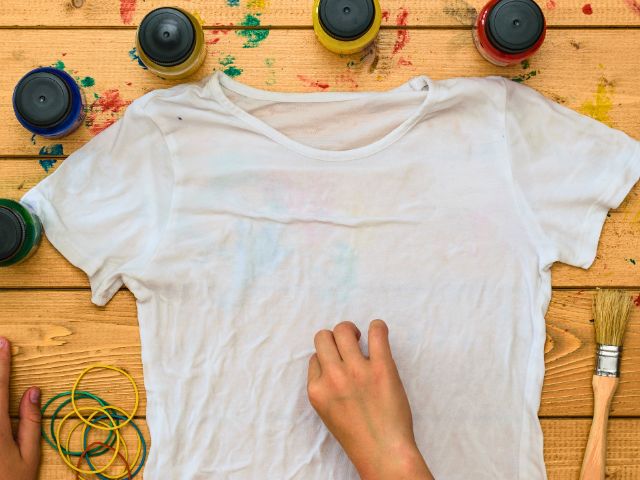 Peinture sur tee shirt en colo de vacances cet hiver