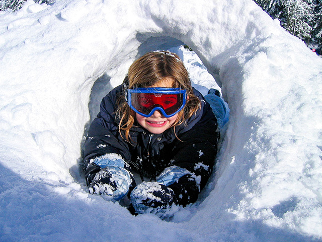 Fillette igloo en colo 6 ans