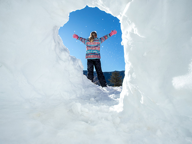 jeune fille dans un igloo en colo