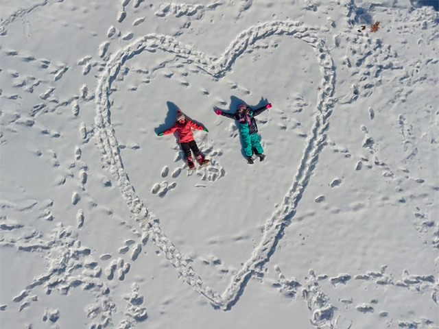 enfants faisant les anges des neiges au ski