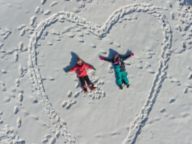 Enfants en colo de vacances à la neige cet hiver