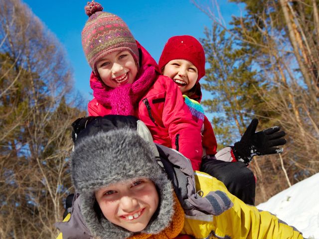 Enfants qui profitent de leur colo de vacances cet hiver